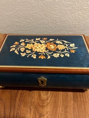 Vintage Musical Jewelry Box
